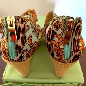 MULTI COLORED wedge in perfect condition